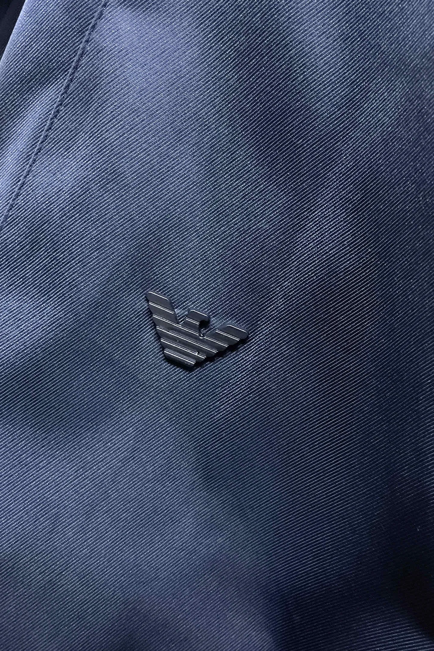Armani official website Same Style, complete with three labels, on sale in advance. 2026 Autumn and Winter New Arrival men's jacket, Original with complete three labels, Premium version. Custom-made fabrics at the counter. Breathable, high comfort, impeccable details, brand element design concept, reflecting high quality. It feels delicate and soft, presents a casual cut, and has a great upper body shape. Sizes: M～3XL,